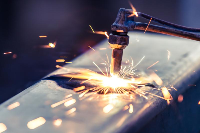 Descubra os benefícios do corte a laser na indústria: precisão, detalhes excepcionais e versatilidade de materiais.