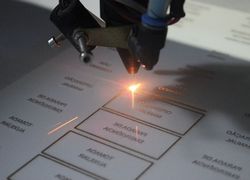 máquina de gravação á laser em alumínio máquina de gravação á laser em alumínio